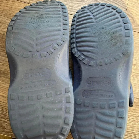 Crocs Men's Navy size Large - Picture 3 of 4